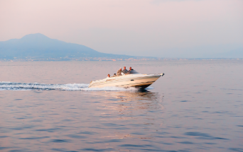 Rejs szybką łodzią motorową