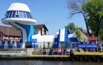 Rejsy tramwajem wodnym po rzece